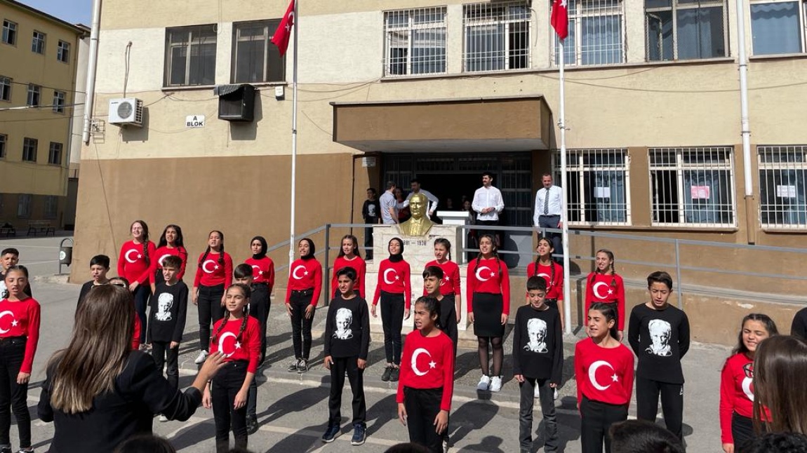 Okulumuz 29 Ekim Cumhuriyet Bayramı'nın 100. Yılını Coşkuyla Kutladı!